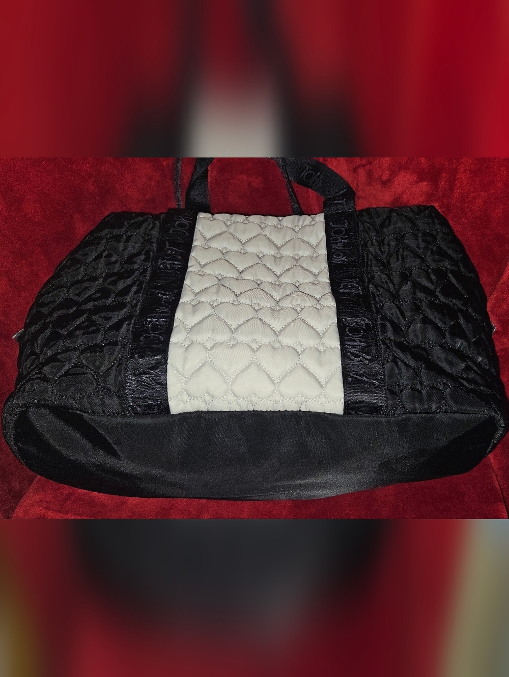 Betsey Johnson Quilted w/Heart Shaped Pattern Black & White Weekende/Travel Bag - Picture 5 of 16